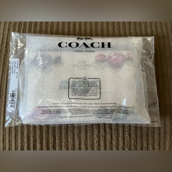 Coach Corner Zip Wristlet
With Candy Print And Charm NWT w/packaging - Picture 3 of 4